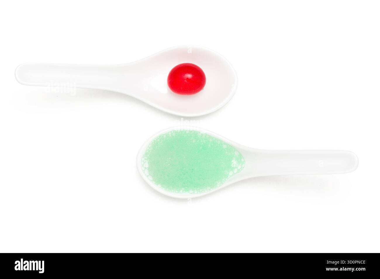 Molekulare Gastronomie Dessert - Himbeerkugel mit Holzschaum Stockfoto