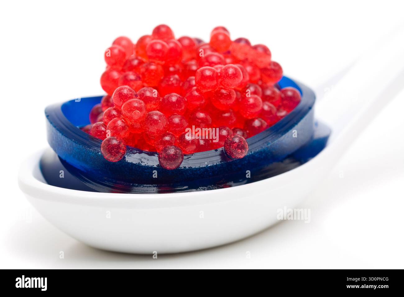 Molekulare Gastronomie Dessert - Himbeerkaviar auf Heidelbeertagliatelle Stockfoto