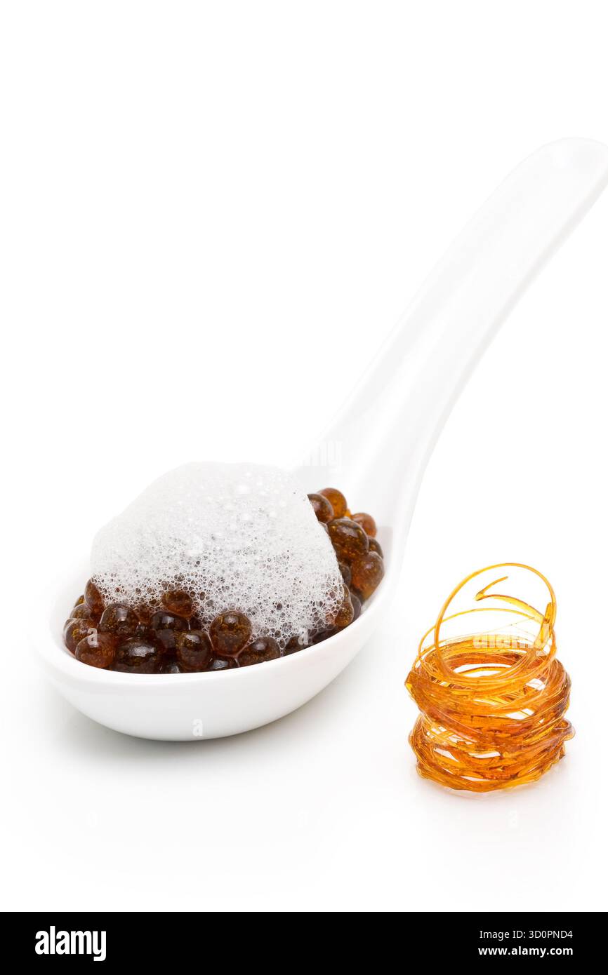 Molekulare Gastronomie: Kaffeekaviar mit Milchschaum und Zuckerdekoration Stockfoto