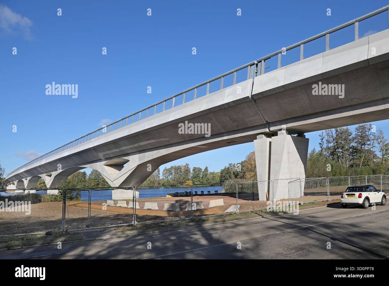 Das neu fertiggestellte Colne Valley Viaduct überquert die Moorhall Road in West London, Großbritannien. Gebaut für die umstrittene, neue Hochgeschwindigkeitsstrecke HS2. Stockfoto