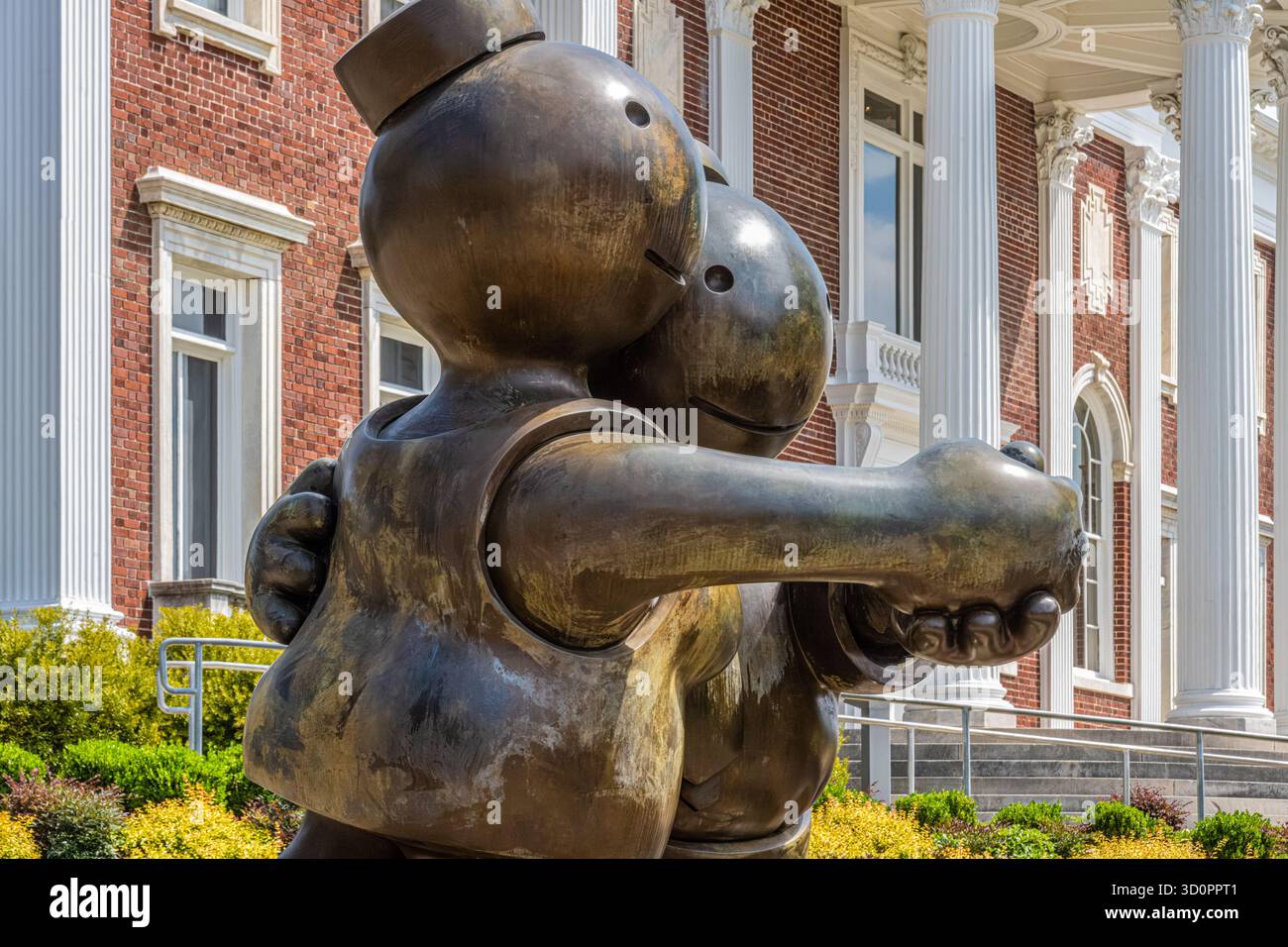 Skurrile Bronzeskulptur „Free Money“ von Tom Otterness vor dem Hunter Museum of American Art im Zentrum von Chattanooga, Tennessee. (USA) Stockfoto