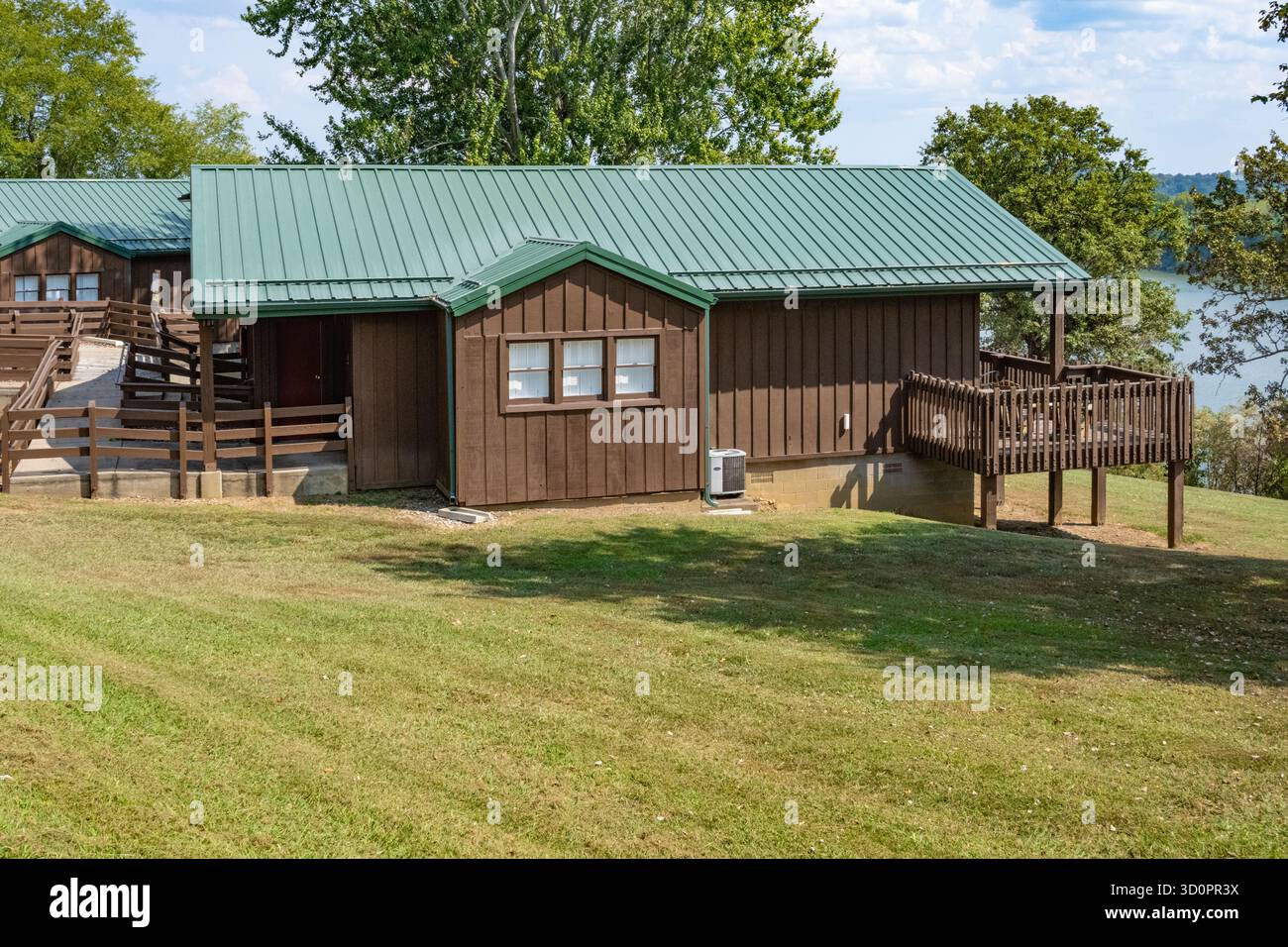 Lodges am Wasser mit Blick auf den Ohio River im Cave im Rock State Park im Süden von Illinois. (USA) Stockfoto