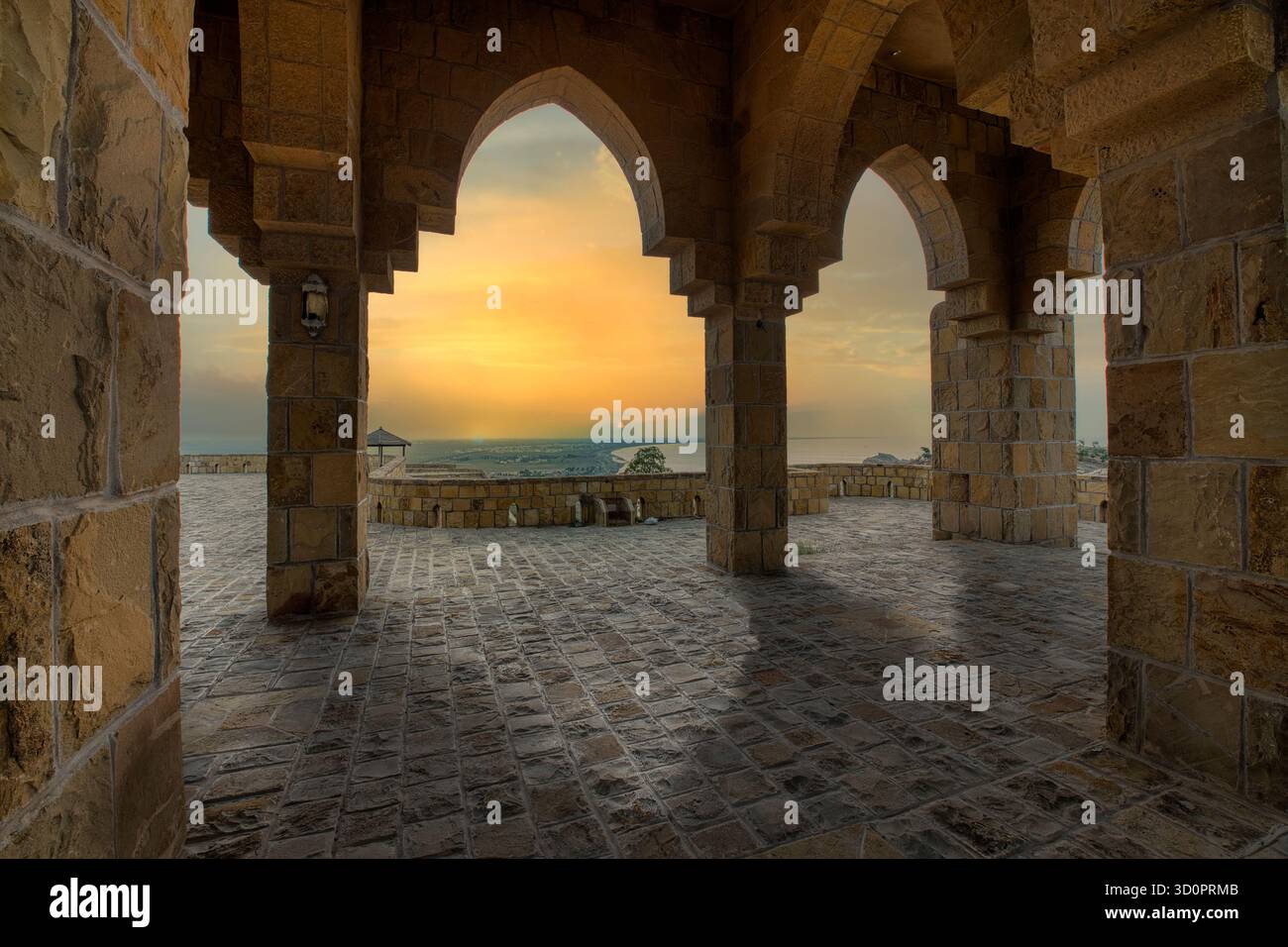 Der Al Sawadi Watchtower befindet sich auf einer kleinen Insel in der Nähe des Al Sawadi Beach, Oman und bietet eine atemberaubende Aussicht und ist ein beliebtes Reiseziel für Besucher, insbesondere für Besucher Stockfoto