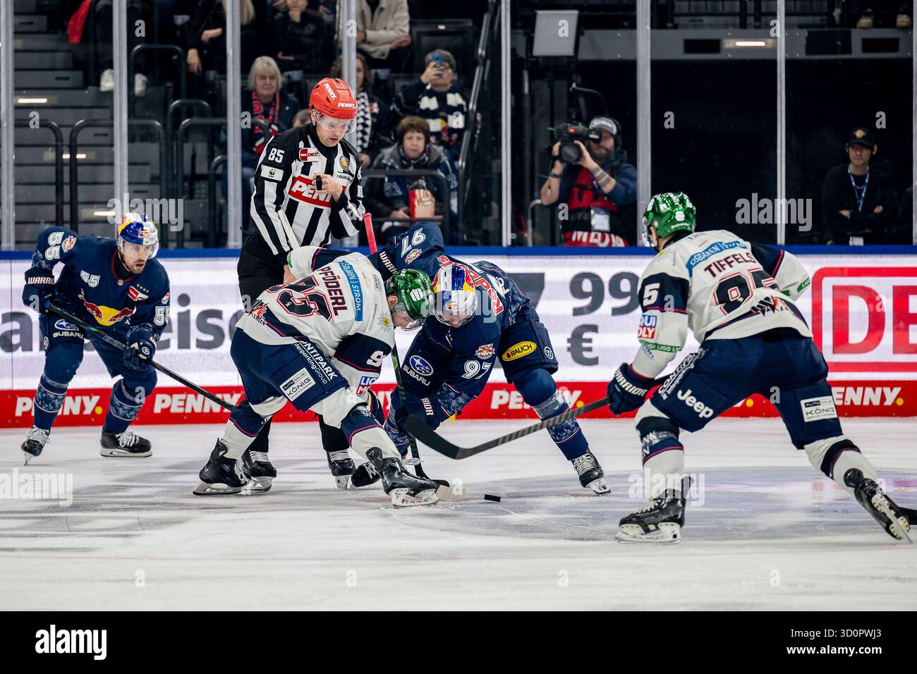 München, Deutschland. Oktober 2025. Linesperson Kai Juergens fuehrt ein Bully/Faceoff aus zwischen Leonhard Pfoederl (Eisbaeren Berlin, #93) und Gabriel Fontaine (EHC Red Bull München, #97) GER, EHC Red Bull München vs. Eisbaeren Berlin, Eishockey, DEL, 13. Spieltag, Saison 2025/2026, 23.10.2025. Foto: Eibner-Pressefoto/Heike feiner Credit: dpa/Alamy Live News Stockfoto