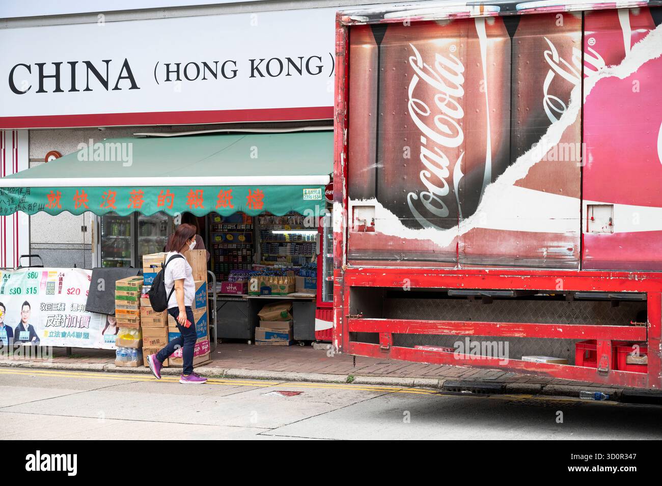 Hongkong, China. 25. Mai 2023. Ein Fußgänger geht an einem Lieferwagen der amerikanischen Marke Coca-Cola Goods in Hongkong vorbei. (Kreditbild: © Sebastian Ng/SOPA Images via ZUMA Press Wire) NUR REDAKTIONELLE VERWENDUNG! Nicht für den kommerziellen GEBRAUCH! Stockfoto