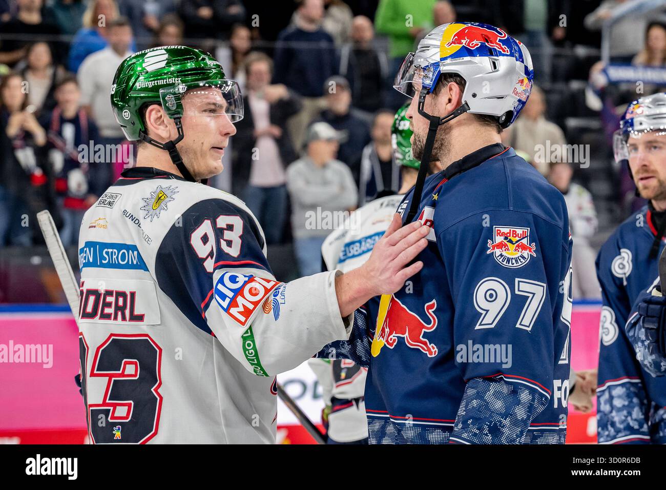 München, Deutschland. Oktober 2025. Leonhard Pfoederl (Eisbaeren Berlin, #93) und Gabriel Fontaine (EHC Red Bull München, #97) beim Shakehands GER, EHC Red Bull München vs. Eisbaeren Berlin, Eishockey, DEL, 13. Spieltag, Saison 2025/2026, 23.10.2025. Foto: Eibner-Pressefoto/Heike feiner Credit: dpa/Alamy Live News Stockfoto