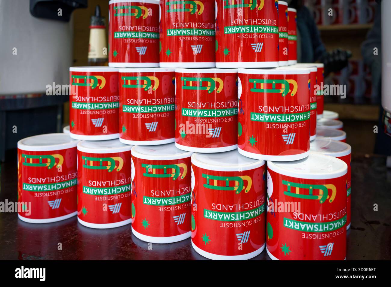 Stapel Rotglühweinbecher Aus Der Aldi Süd Kampagne „Der Billigste Weihnachtsmarkt In Deutschland“ In Köln Ehrenfeld 2024 Stockfoto