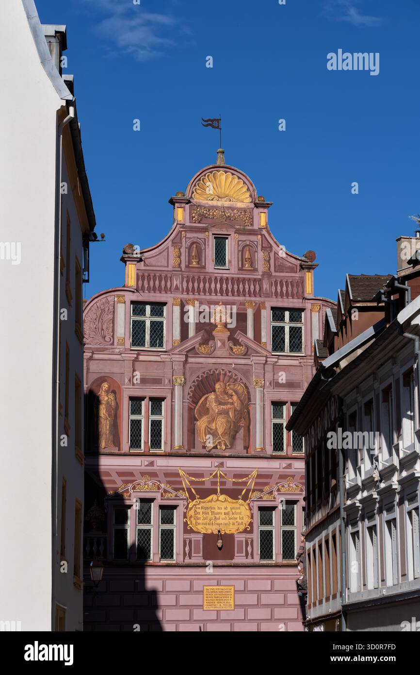 Südfassade des Rathauses mit historischem Museum, Architektur der nördlichen Renaissance aus dem Jahr 1553 in Mulhouse, Elsass, Frankreich. Stockfoto