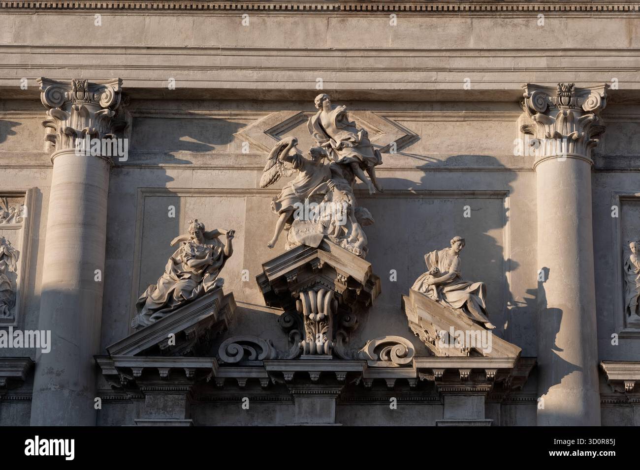 Kirche San Stae - Saint Eustace (Sant'Eustacchio, Eustachio) in Venedig, Italien. Skulpturen am Giebel der spätbarocken Fassade. Zwei Engel von Giusepp Stockfoto