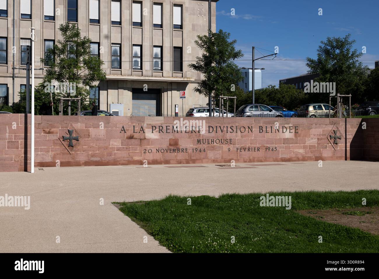Gedenkmauer zu Ehren der Ersten Panzerdivision (A La Premiere Division Blindee) am General de Gaulle Square in Mulhouse, Elsass, Frankreich. Stockfoto