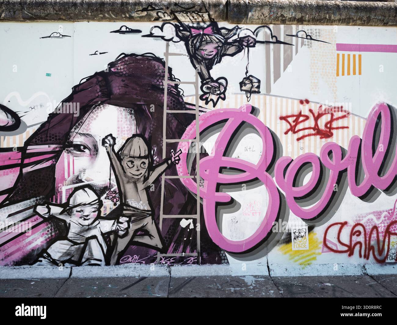 Deutschland, Berlin, Berlin East Side Gallery. Straßenkunst und Wandmalereien an der Berliner Mauer in der Gegend, die heute als Berlin East Side Gallery bekannt ist. Stockfoto