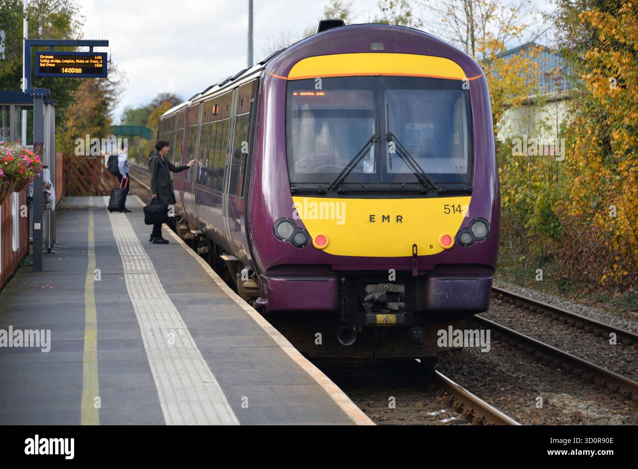 Nur 2 Passagiere warten an der Tutbury & Hatton Station, bis sich die Türen öffnen, um am 20. Oktober 2025 den Zug von Newark Castle nach Crewe um 12:46 Uhr zu besteigen Stockfoto
