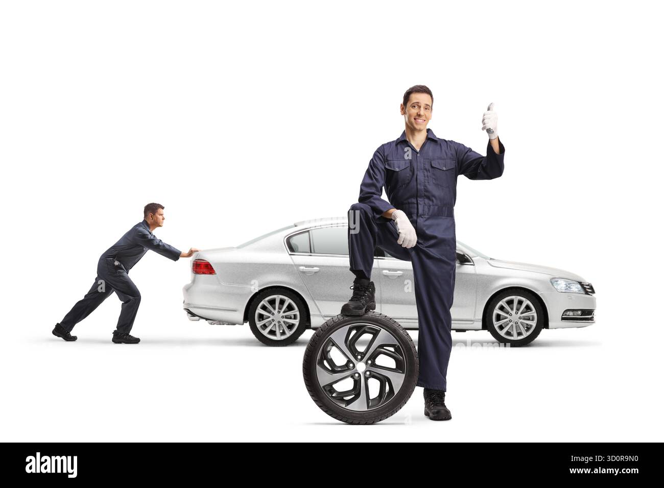 Ein Mechaniker schiebt ein Auto und ein Kollege, der die Daumen nach oben drückt, isoliert auf weißem Hintergrund Stockfoto