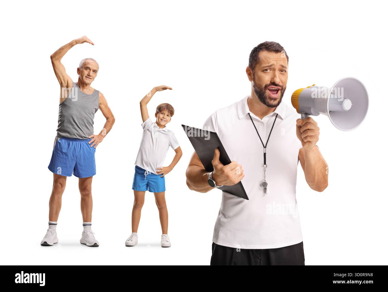 Ältere Männer und Kinder trainieren und ein Sporttrainer mit einem Megaphon isoliert auf weißem Hintergrund Stockfoto