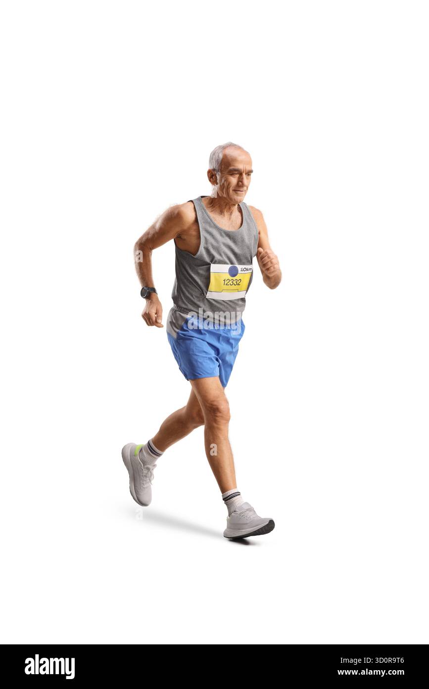 Aufnahme eines älteren Mannes, der einen Marathon auf weißem Hintergrund läuft Stockfoto