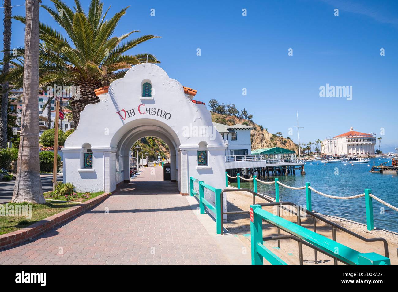 Avalon, Catalina Island, CA USA - 25. April 2019: Via Casino Pfad zum historischen Catalina Casino. Stockfoto