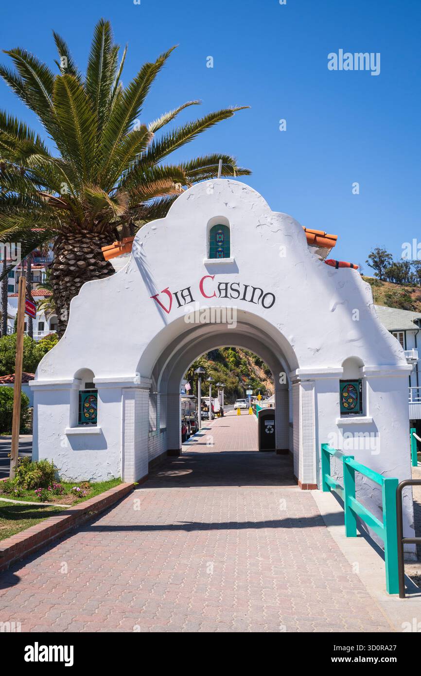Avalon, Catalina Island, CA USA - 25. April 2019: Via Casino Pfad zum historischen Catalina Casino. Stockfoto