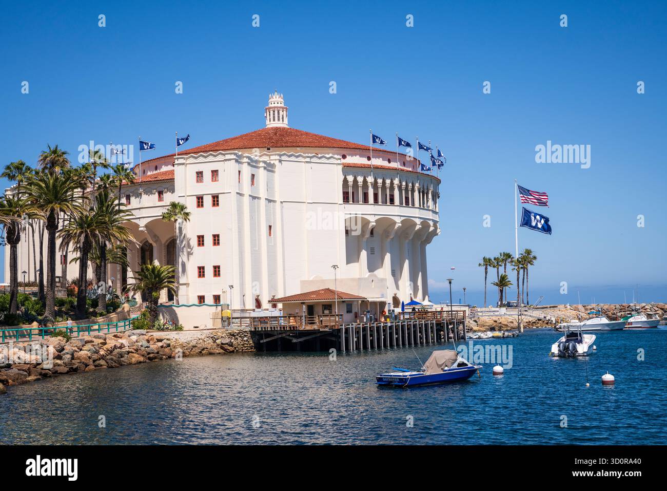 Avalon, Catalina Island, CA USA - 25. April 2019: Das historische Art déco Catalina Island Casino ist ein Wahrzeichen am Hafen von Avalon. Stockfoto