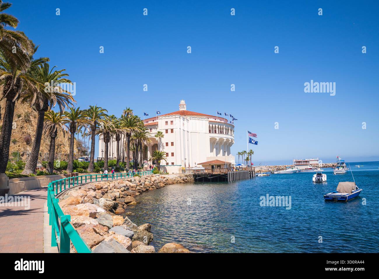 Avalon, Catalina Island, CA USA - 25. April 2019: Das historische Art déco Catalina Island Casino ist ein Wahrzeichen am Hafen von Avalon. Stockfoto