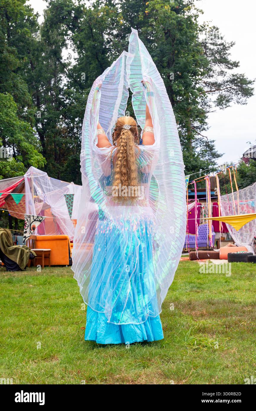 Deutschland, Rheinland-Pfalz, Pangea in Love Festival 2025 mit Bauchtanz Stockfoto