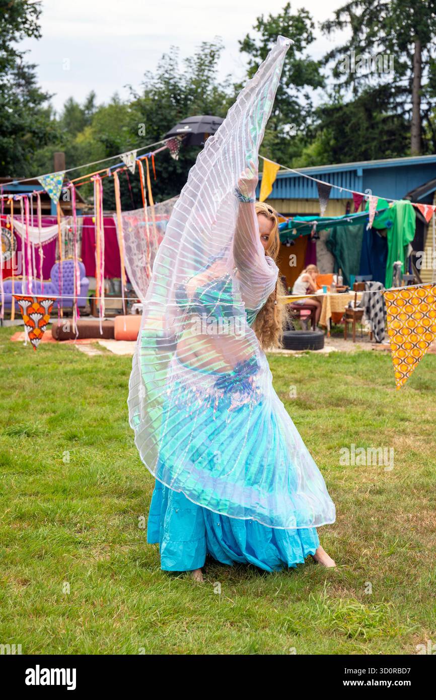 Deutschland, Rheinland-Pfalz, bei Ernzen, Pangea in Love Festival 2025 mit Bauchtanz Stockfoto