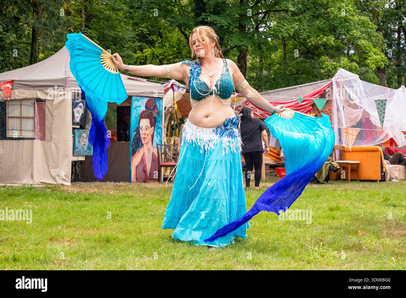 Deutschland, Rheinland-Pfalz, bei Ernzen, Pangea in Love Festival 2025 mit Bauchtanz Stockfoto