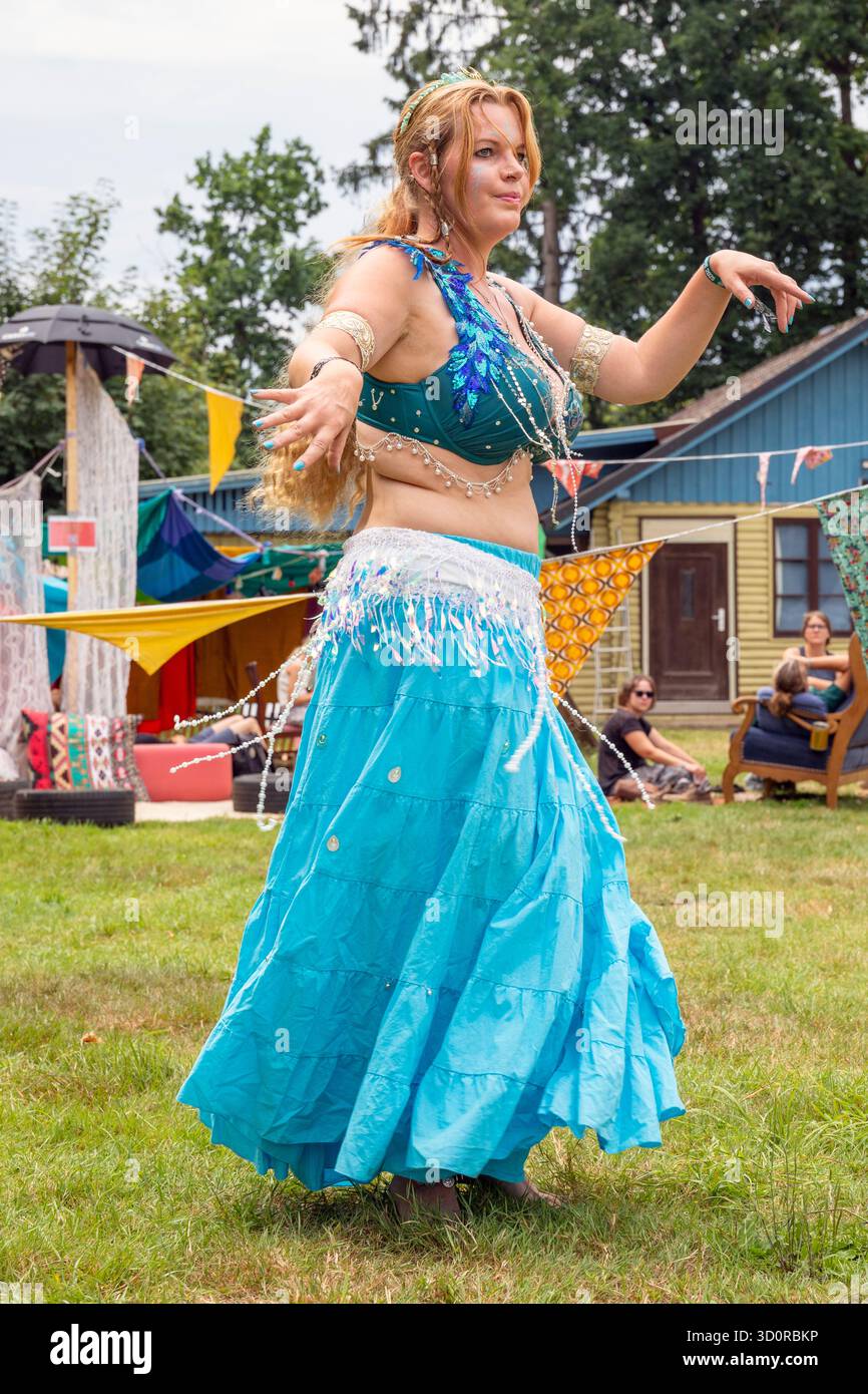 Deutschland, Rheinland-Pfalz, bei Ernzen, Pangea in Love Festival 2025 mit Bauchtanz Stockfoto