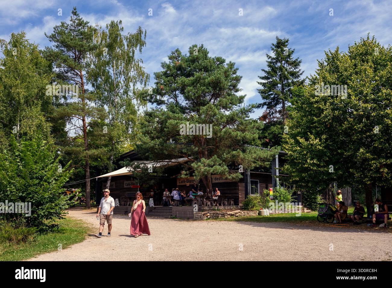 Deutschland, Rheinland-Pfalz, bei Ernzen, fand im Juli 2025 das Pangea in Love Festival in einem Camp statt Stockfoto