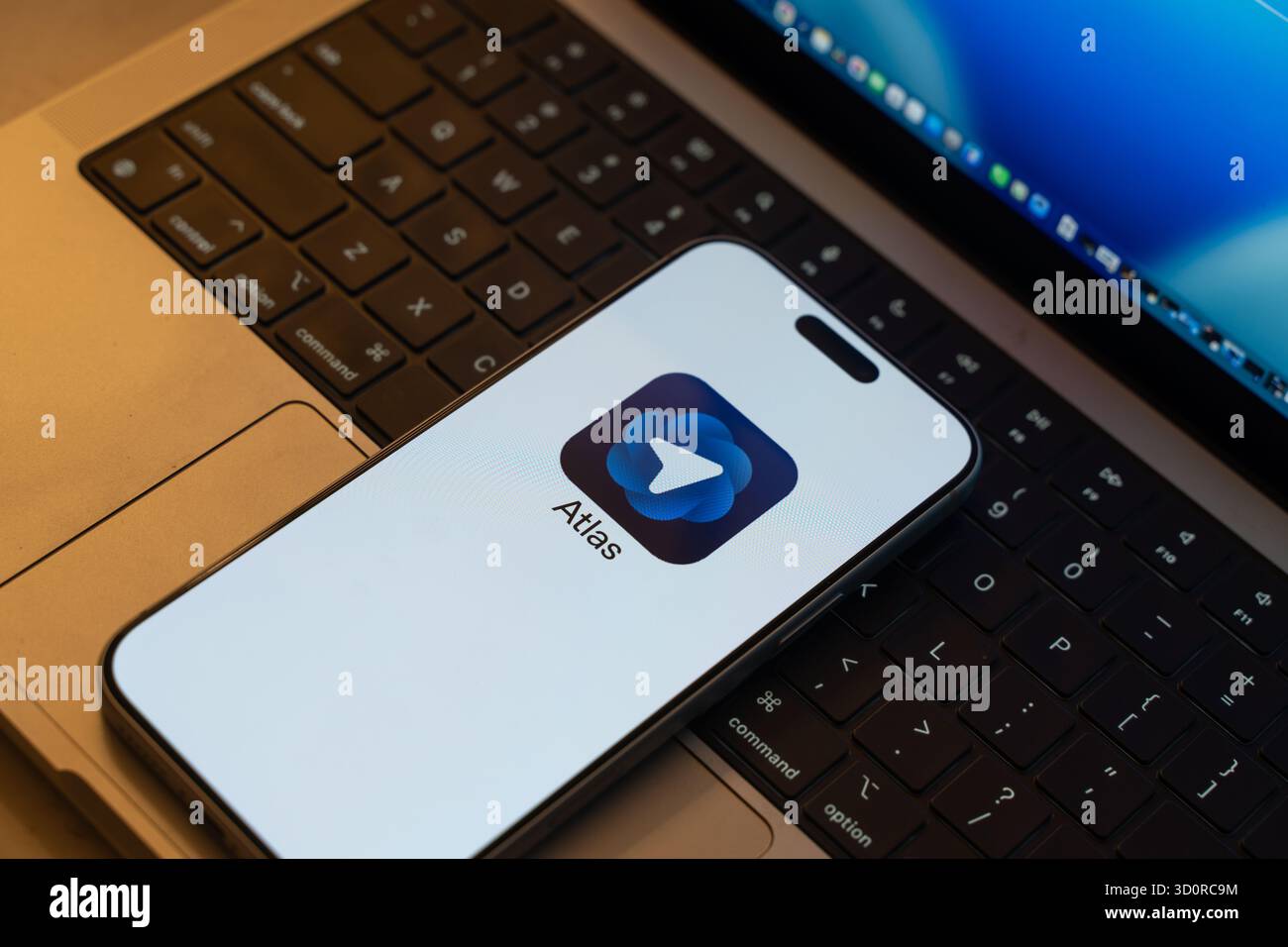 Das Logo von Atlas by chatgpt wird am 24. Oktober 2025 in Bangalore, Indien, auf dem Bildschirm eines Smartphones angezeigt Stockfoto