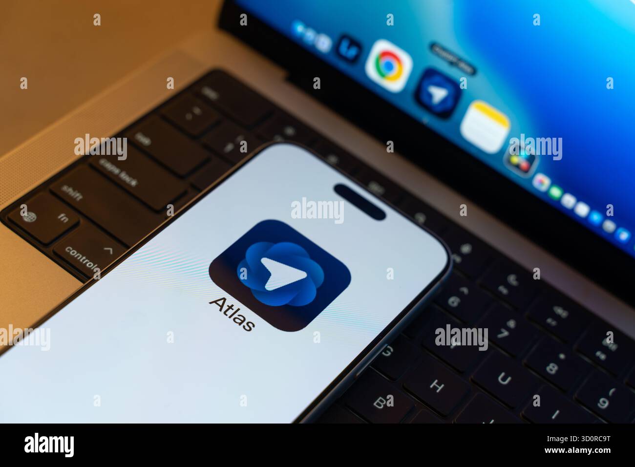 Das Logo von Atlas by chatgpt wird am 24. Oktober 2025 in Bangalore, Indien, auf dem Bildschirm eines Smartphones angezeigt Stockfoto