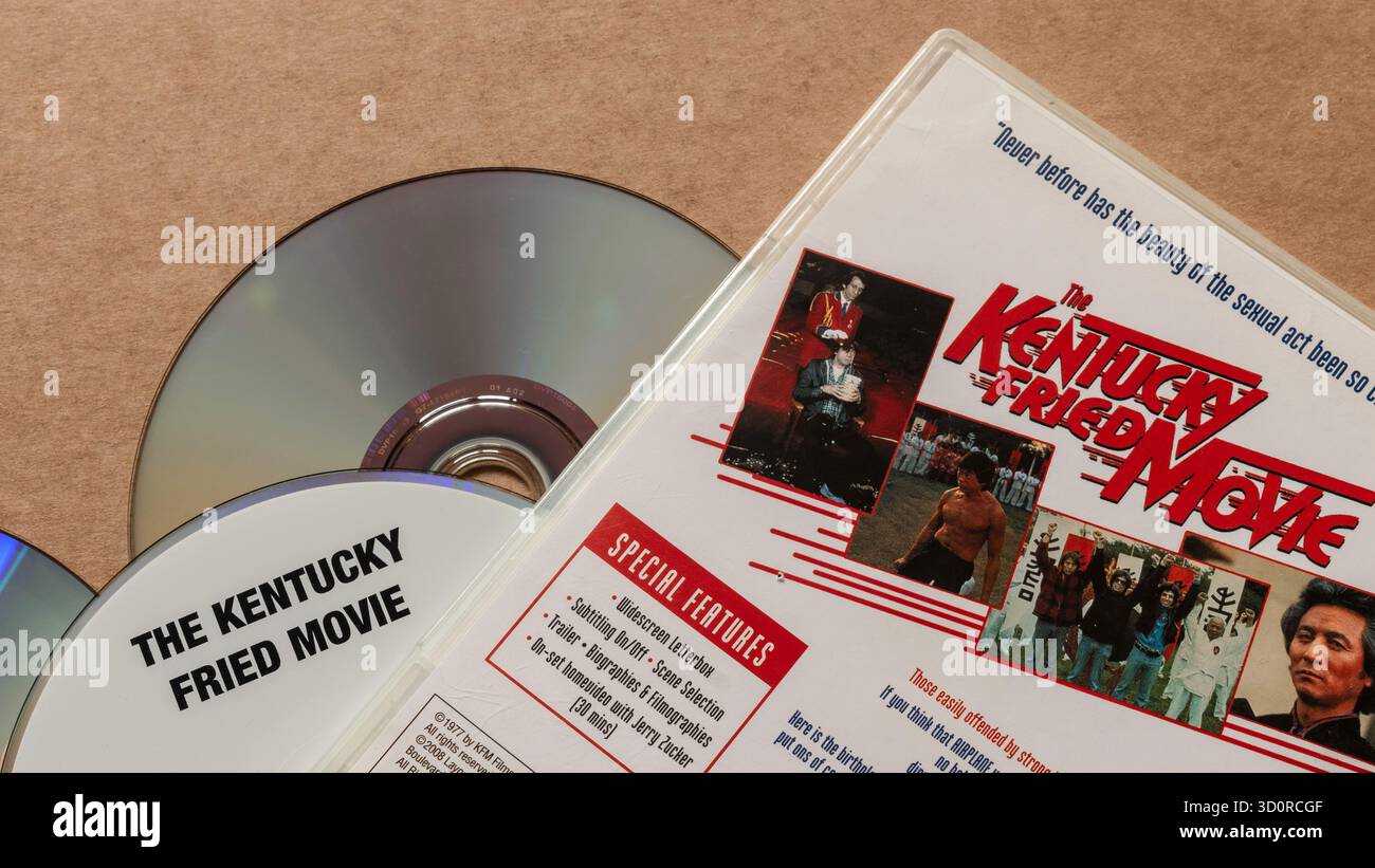 „The Kentucky Fried Movie“ DVD mit Cover mit Filmstills, isoliert auf hellem, leerem Hintergrund Stockfoto