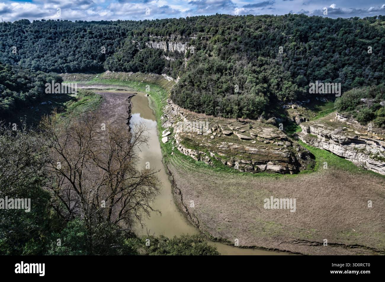 Blick auf den Fluss Ter vom Benediktinerkloster Sant Pere de Casserres, Katalonien, Spanien. September 2024 Stockfoto