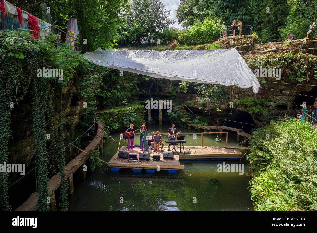 Deutschland, Rheinland-Pfalz, bei Ernzen, das Pangea in Love Festival im Juli 2025 zeigt die schwimmende Bühne mit einer Band Stockfoto