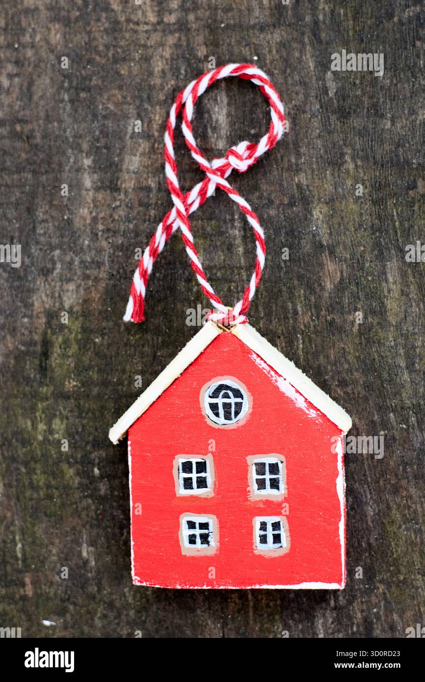 Bezaubernde Weihnachtsdekoration im Red House: Ein festlicher Touch auf rustikalem Holz, das die Weihnachtszeit mit traditionellem Dekor feiert Stockfoto