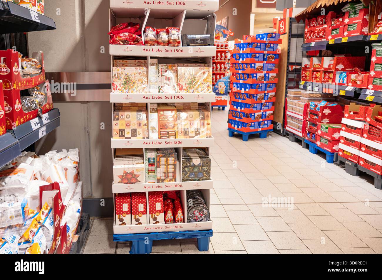 Weihnachtsbonbons, Schokolade und Marzipansortiment für den Urlaub in den Regalen im Supermarkt, Wintersaison, Trier, 23. oktober 2025 Stockfoto