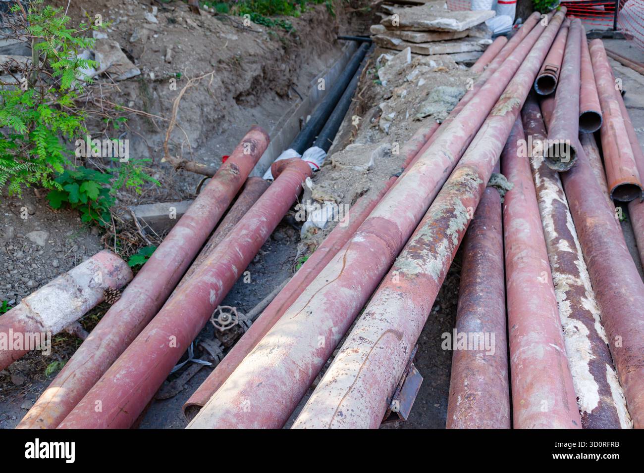 Reparatur des städtischen Wasserversorgungssystems. Entfernen alter Leitungen. Stockfoto
