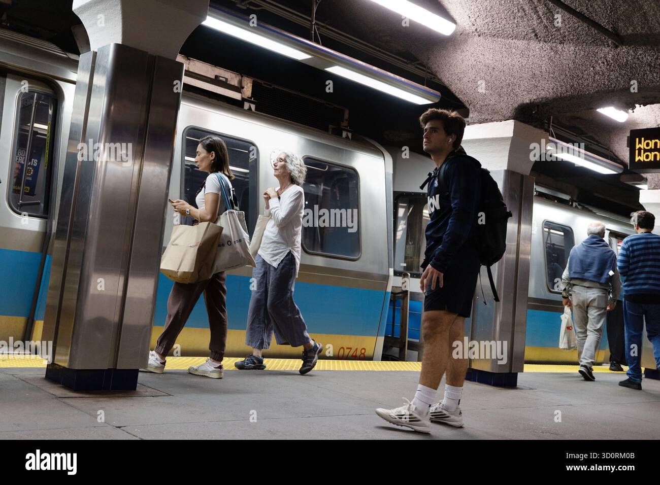 Passagiere, die den Blue Line Zug an der State Street Subway Platform in Boston besteigen Stockfoto