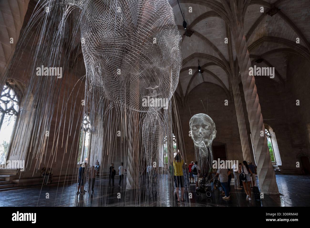 Werk des katalanischen Künstlers Jaume Plensa im gotischen Gebäude von La Lonja, Palma, Mallorca, Balearen, Spanien. Stockfoto