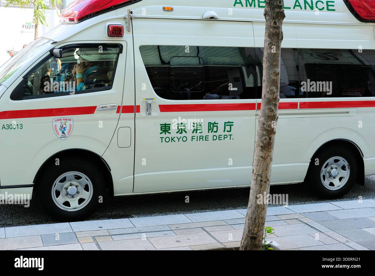 Ein Ambulanzwagen der Feuerwehr Tokio, Teil des medizinischen Notfalldienstes und des Notfallteams der Stadt, das medizinische Notfallversorgung bereitstellt; Tokio, Japan. Stockfoto