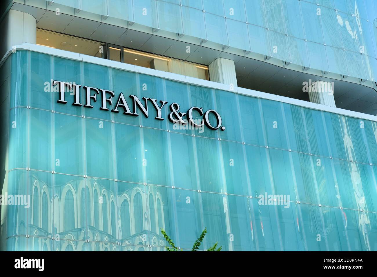 Tiffany & Co. Flagship Store in Ginza, Tokio; das 66 Meter hohe Gebäude verfügt über eine wellenförmige Glasfassade, die vom Architekten Jun Aoki entworfen wurde. Stockfoto