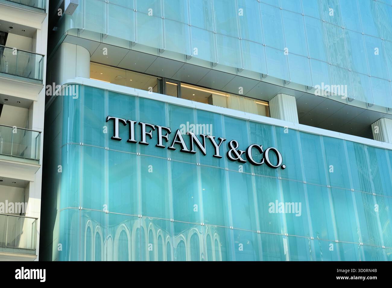 Tiffany & Co. Flagship Store in Ginza, Tokio; das 66 Meter hohe Gebäude verfügt über eine wellenförmige Glasfassade, die vom Architekten Jun Aoki entworfen wurde. Stockfoto