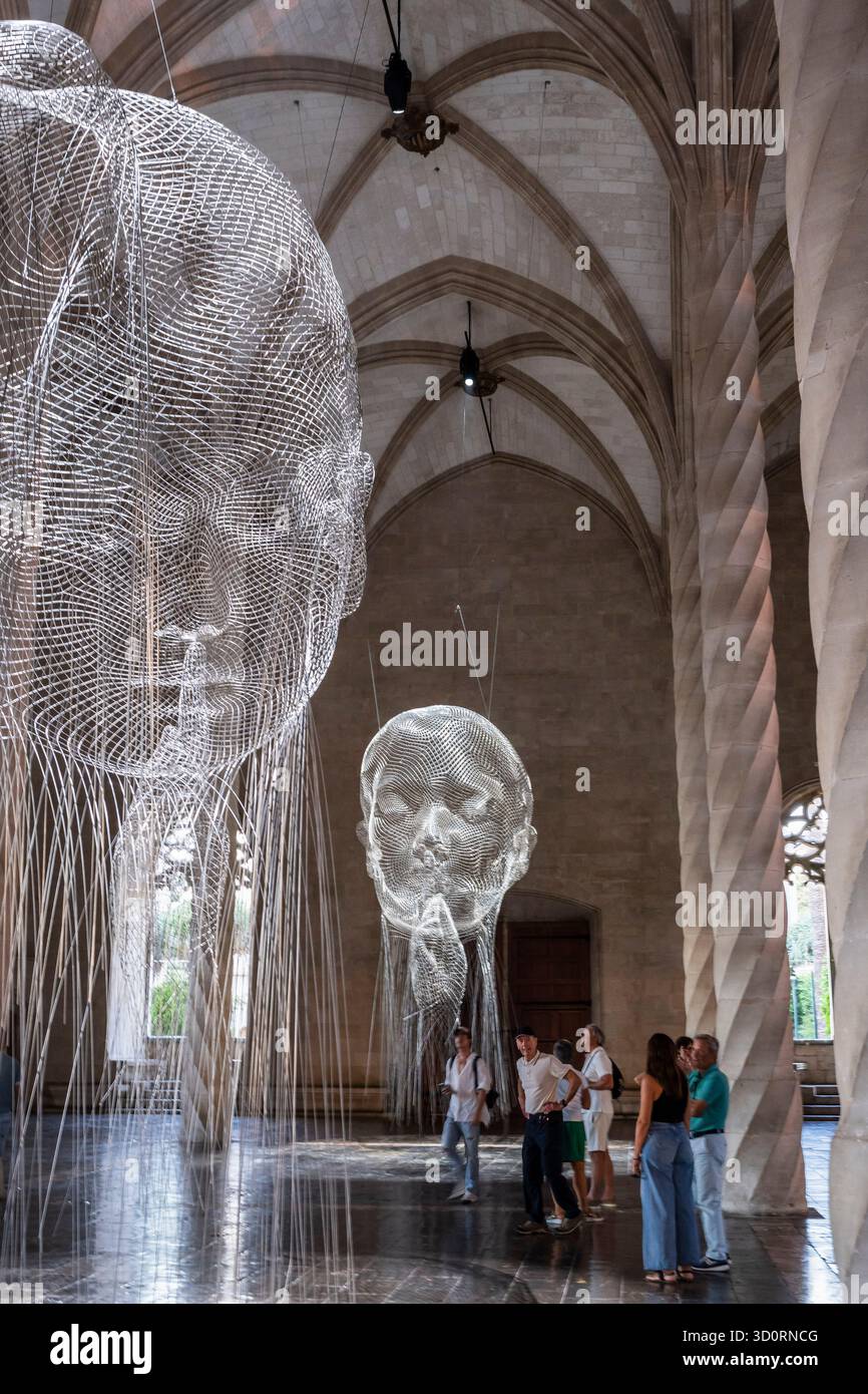 Werk des katalanischen Künstlers Jaume Plensa im gotischen Gebäude von La Lonja, Palma, Mallorca, Balearen, Spanien. Stockfoto