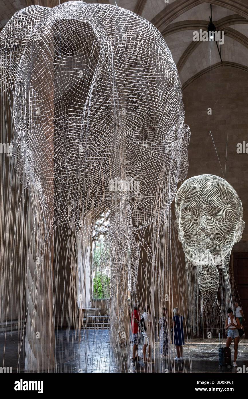 Werk des katalanischen Künstlers Jaume Plensa im gotischen Gebäude von La Lonja, Palma, Mallorca, Balearen, Spanien. Stockfoto