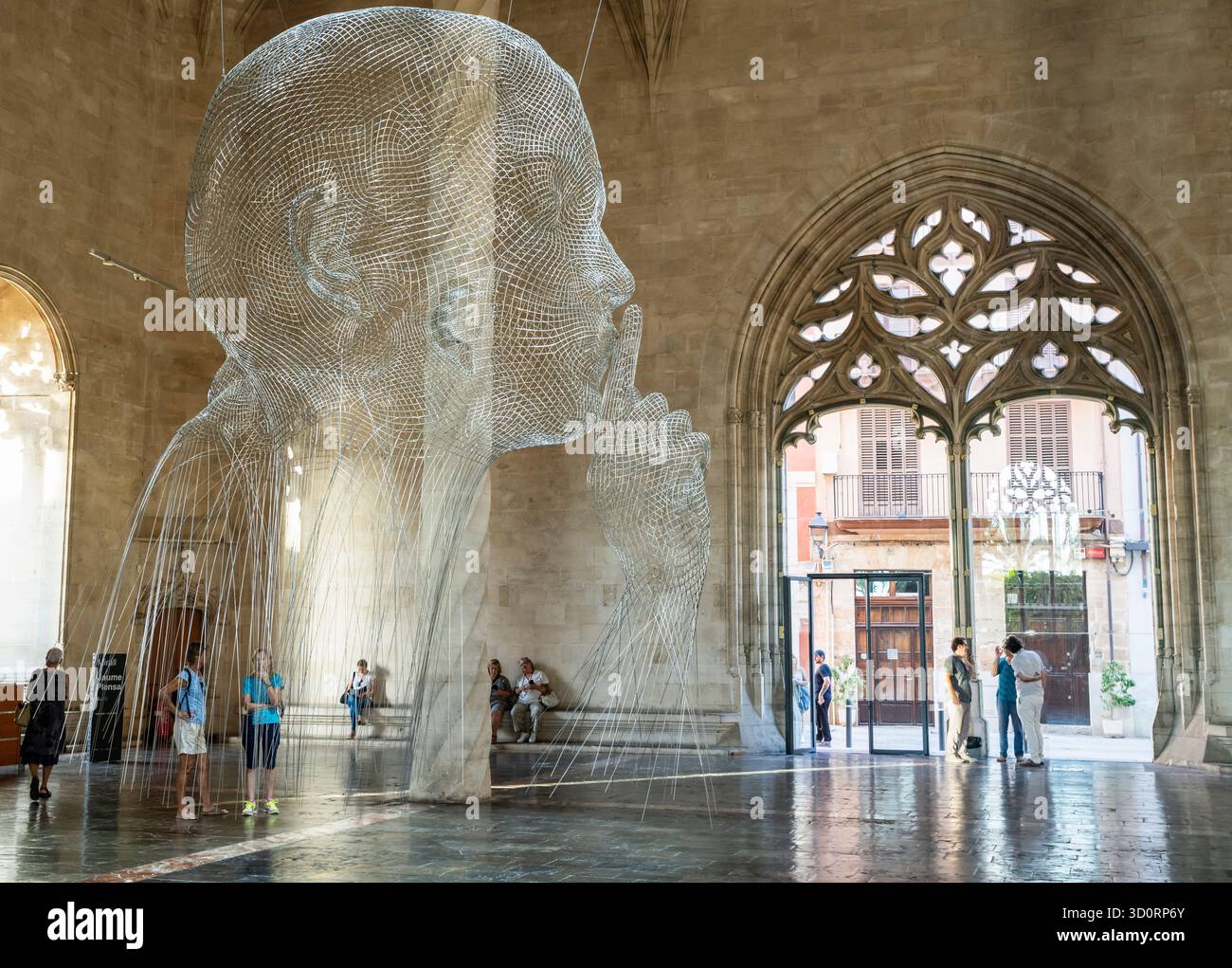 Werk des katalanischen Künstlers Jaume Plensa im gotischen Gebäude von La Lonja, Palma, Mallorca, Balearen, Spanien. Stockfoto