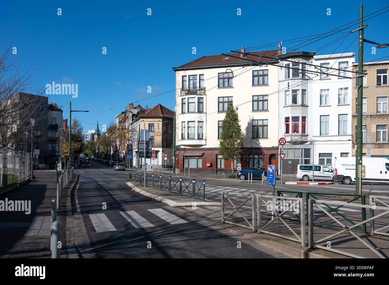 Straßenbahnhaltestelle und Radweg bei Triangel Driehoek in Molenbeek, Region Brüssel Hauptstadt, Belgien 24. OKT 2025 Stockfoto
