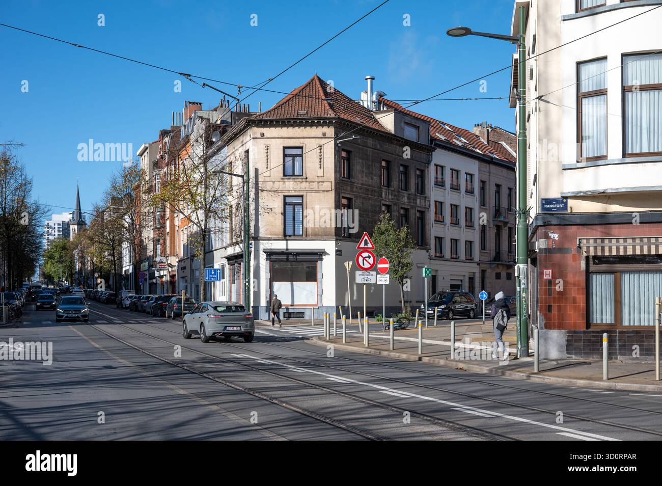Straßenbahnhaltestelle und Radweg bei Triangel Driehoek in Molenbeek, Region Brüssel Hauptstadt, Belgien 24. OKT 2025 Stockfoto