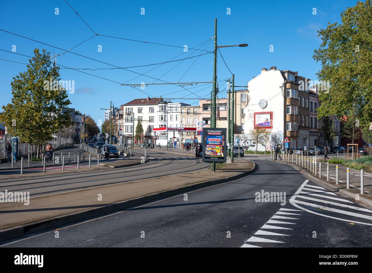 Straßenbahnhaltestelle und Radweg bei Triangel Driehoek in Molenbeek, Region Brüssel Hauptstadt, Belgien 24. OKT 2025 Stockfoto