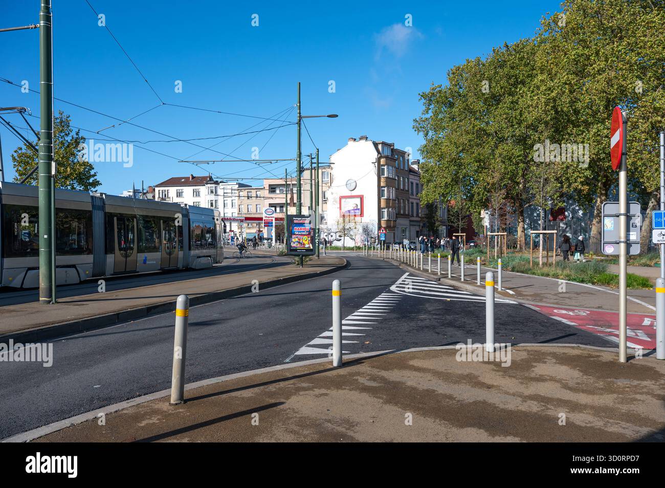 Straßenbahnhaltestelle und Radweg bei Triangel Driehoek in Molenbeek, Region Brüssel Hauptstadt, Belgien 24. OKT 2025 Stockfoto