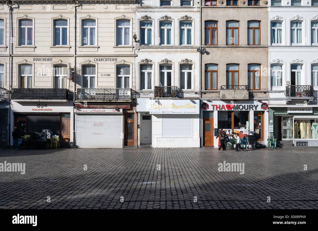 Lokale Restaurants und Geschäfte auf dem Platz der Gemeinde Molenbeek, Region Brüssel-Hauptstadt, Belgien 24. OKT 2025 Stockfoto