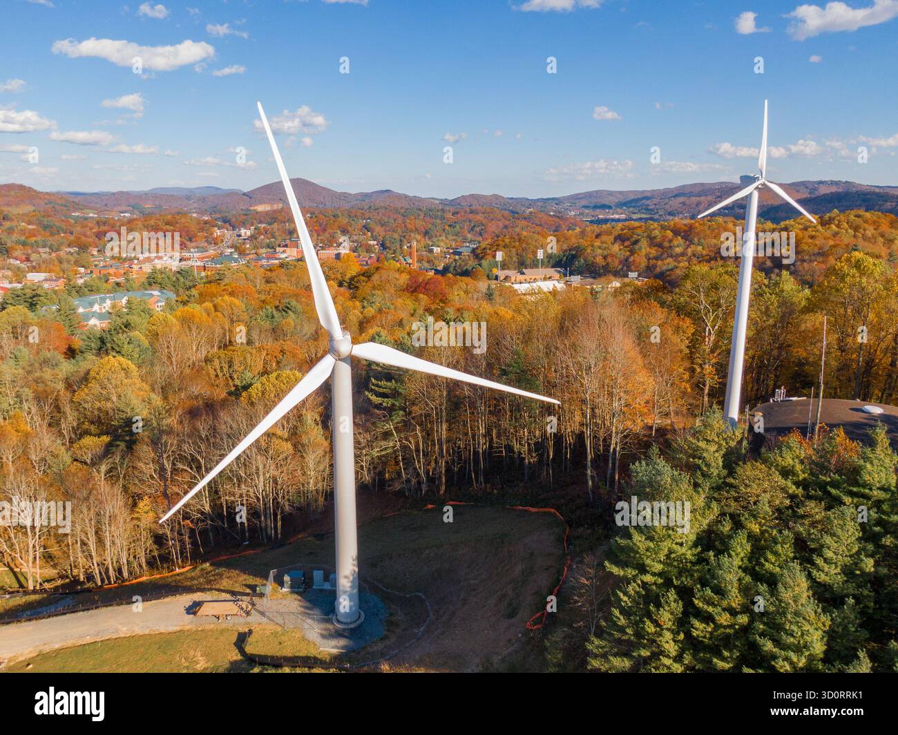Die Windturbine der Appalachian State University bildet eine Silhouette gegen die Blue Ridge Mountains in Boone, North Carolina Stockfoto